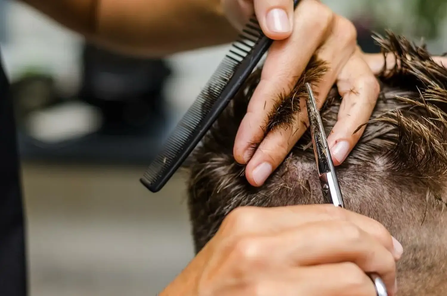 Herrenschere zum Haareschneiden in einem Schönheitssalon