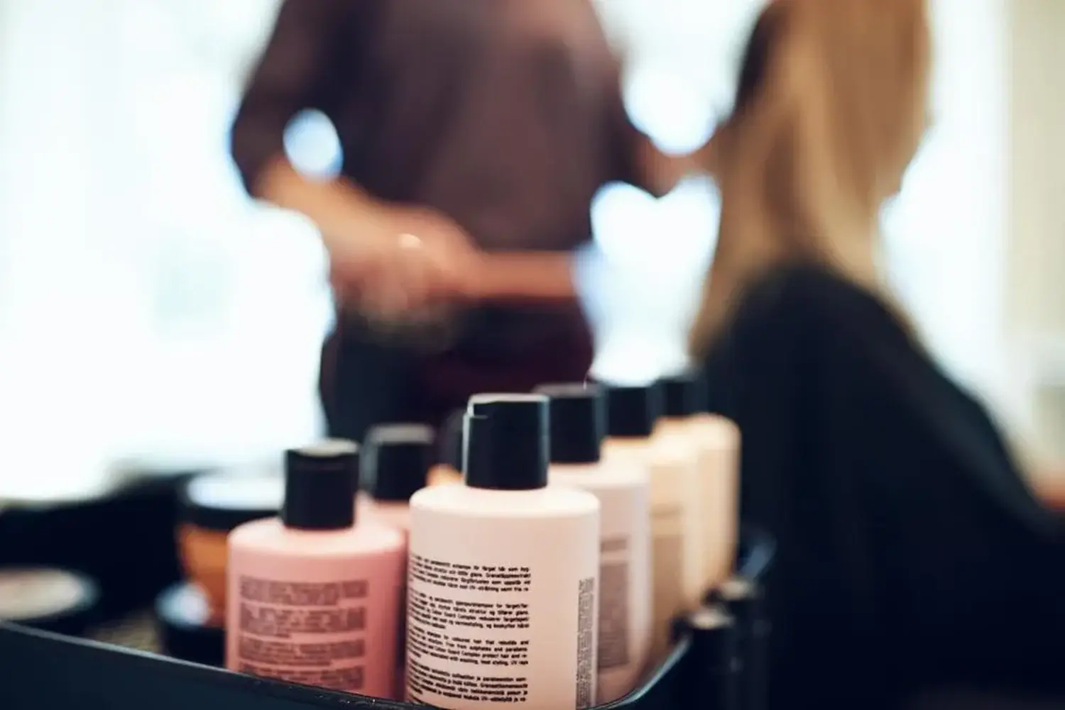 Flaschen mit Stylingprodukten in einem Friseursalon