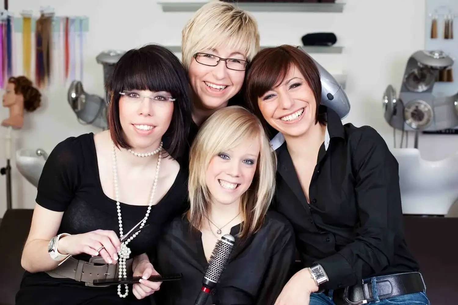 Friseur schneidet lange Haare im Friseursalon